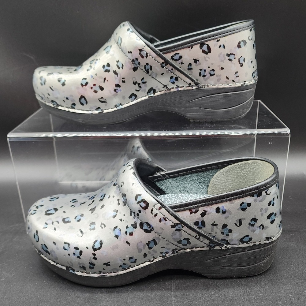 Dansko 38 Silver Blue Leopard XP 2.0 Clogs Metallic Animal Print Work Shoe 7.5